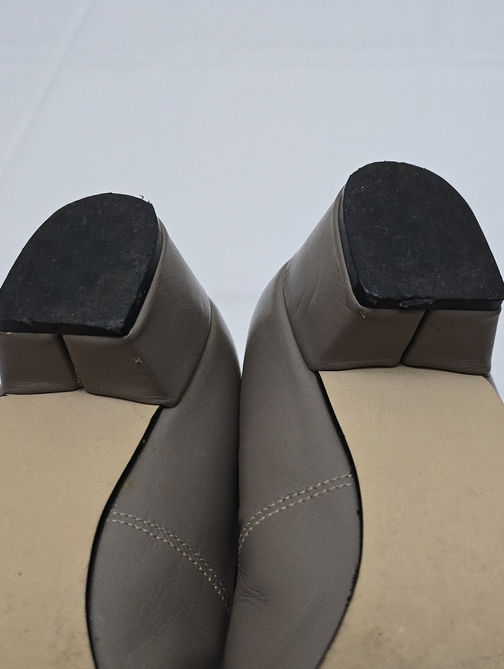 Vintage FootThrills Leather Low Pumps Taupe Grey Bow Wingtip Size 9 2W USA - Picture 10 of 16